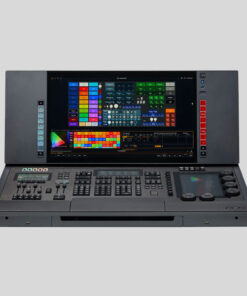 Ecco la console Eos Apex 5, una console di mixaggio audio professionale elegante e moderna. Vanta un ampio schermo di visualizzazione che mostra varie impostazioni audio, completate da controlli vivaci. La console è dotata di pulsanti, cursori e manopole per regolazioni precise del livello sonoro.