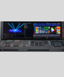 L'Eos Apex 10 è una console di controllo luci professionale dotata di doppi schermi che mostrano un'impostazione di luci da palco e palette di colori. Include una serie di pulsanti, quadranti e cursori progettati per gestire e regolare vari effetti di luce.