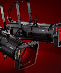 Due luci da palco nere Source Four LED Series 3, con illuminazione rossa e staffe metalliche, sono posizionate su uno sfondo rosso scuro. Ogni luce è etichettata con angoli; una mostra un angolo di 36° con un dettaglio giallo, mentre l'altra presenta un angolo di 26° con un dettaglio rosso.