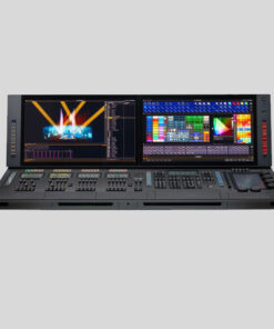 L'Eos Apex 20 è una console di illuminazione all'avanguardia dotata di numerosi pulsanti e cursori, con doppi schermi di visualizzazione. Uno schermo presenta un'interfaccia di controllo dell'illuminazione vibrante, mentre l'altro mostra un palco con effetti di illuminazione dinamici.