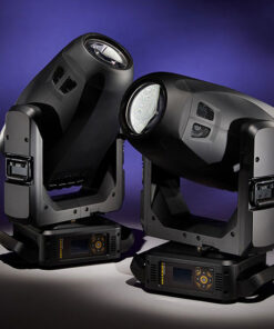 Due luci da palco nere Lonestar con basi regolabili sono posizionate su uno sfondo viola. Una è leggermente inclinata a sinistra e l'altra a destra, con entrambe lenti visibili e pannelli di controllo sulle loro basi.