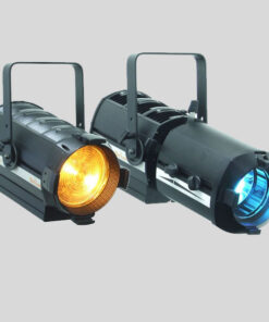Sono mostrate due luci da palco per TV PC LED da 100 W Serie Hyperion Teatri e Studi con maniglie, una che proietta una calda luce arancione e l'altra una fredda luce blu, su un semplice sfondo grigio.