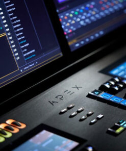 Primo piano di una console Eos Apex 5, con touchscreen vivaci e una varietà di manopole di controllo. Gli schermi mostrano un software di editing audio con più tracce e impostazioni.