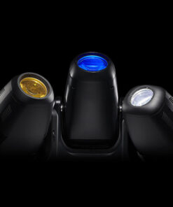 Le luci da palco Halcyon Titanium sono posizionate su uno sfondo nero ed emettono colori diversi: giallo a sinistra, blu al centro e bianco a destra.