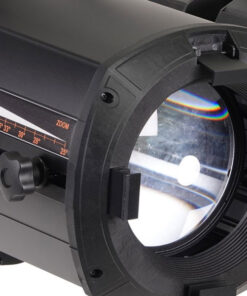 Primo piano del Followspot da 300 W, che mostra il suo strumento di illuminazione da palco cilindrico nero con una lente zoom regolabile con marcature di misurazione. L'involucro esterno ospita una grande lente visibile progettata per focalizzare la luce su un'area specifica.