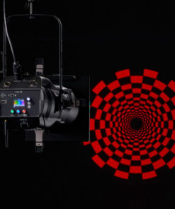 La luce da palco Source Four LED Serie 3 proietta un dinamico motivo a spirale a scacchi rossi su uno sfondo scuro.