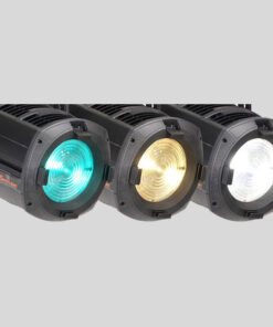 La configurazione include tre PC LED 700W Followspot, ognuno posizionato per emettere un colore distinto: blu-verde a sinistra, giallo al centro e bianco a destra. Questi followspot presentano forme cilindriche con involucri neri e impugnature scanalate.