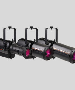 Tre luci da palco per TV PC LED 200W Serie Hyperion Teatri e Studi con involucri neri, ciascuna dotata di una lente visibile nella parte anteriore. Le luci sono disposte in fila ed emettono una tonalità rosa dalle loro lenti, su uno sfondo grigio semplice.