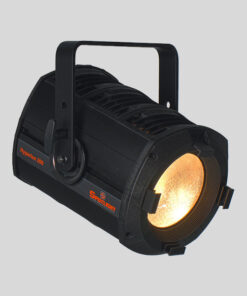 Un faretto nero, dotato di maniglia e recante l'etichetta PC LED 200W Serie Hyperion Teatri e Studi TV, proietta un fascio di luce caldo e concentrato su uno sfondo grigio semplice.