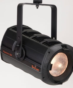 Un faretto da palcoscenico nero della serie Hyperion da 300 W Fresnel, PC, Profile, dotato di maniglia per il montaggio, illuminato su uno sfondo semplice.