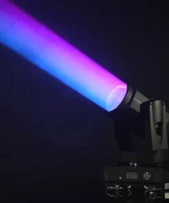 Una luce da palco Scope Beam che proietta un fascio vibrante di luce rosa e blu su uno sfondo scuro. L'apparecchio è angolato verso l'alto, evidenziando il suo design elegante.