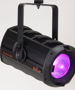 Un faretto da palco nero con l'etichetta Hyperion Series 300W Fresnel, PC, Profile e una luce viola brillante è montato su una staffa regolabile su uno sfondo semplice.