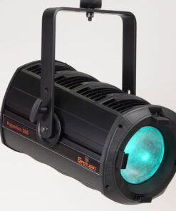 Un riflettore da palco nero con un bagliore turchese, etichettato Hyperion Series 300W Fresnel, PC, Profile sul lato. È montato su una staffa metallica, pronto per l'installazione in un teatro o in un luogo per eventi.