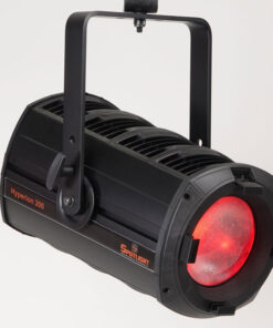 Un faretto multi-LED nero con lente di copertura rossa, identificato come Hyperion Series 300W Fresnel, PC, Profile, è esposto sospeso su una staffa.