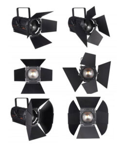 Sei luci da palco Fresnel Hyperion Series 300W, dotate di porte a battente regolabili, sono esposte in varie posizioni rivolte in avanti. Le luci presentano un esterno nero e sono disposte in due file da tre.