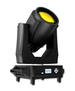 Uno Scope Beam, dotato di un faretto da palco nero con lente gialla, è montato su una base ventilata e include un piccolo schermo che mostra "Light Sky". La luce è orientata verso l'alto su uno sfondo bianco.