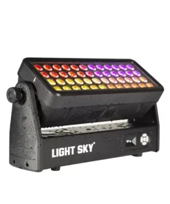 Una luce da palco Sirena nera con pannelli LED colorati mostra un gradiente di tonalità rosse, arancioni e viola. Il marchio Light Sky è impresso sul dispositivo, che sembra umido di gocce d'acqua.