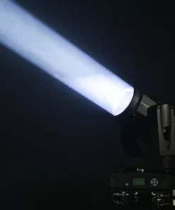 Lo Scope Beam emette un cono di luce bianca brillante e concentrato in un ambiente buio ed è montato su una base con comandi e staffe visibili.