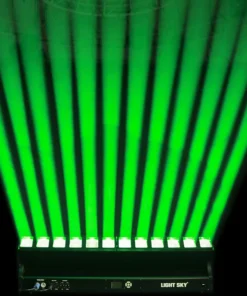 Un dispositivo di illuminazione da palco chiamato Mamba proietta numerosi raggi verde brillante su uno sfondo nero. La base è etichettata Light Sky e include varie manopole di controllo e connettori.