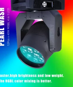 Un apparecchio di illuminazione da palco Pearl Wash in nero, con lente verde acqua, è esposto su uno sfondo vivace con gradiente arcobaleno. Il testo sull'immagine evidenzia elevata luminosità, peso ridotto e miscelazione dei colori RGBL migliorata tra le caratteristiche del prodotto.