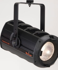 Un faretto Fresnel Hyperion Series 300W nero di Spotlight, caratterizzato da un design cilindrico con prese d'aria di raffreddamento e una robusta staffa di montaggio. Il faretto è leggermente inclinato di lato, mettendo in mostra la sua grande lente frontale.