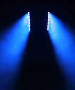 Due file verticali di luci Mamba, che emettono una brillante tonalità blu, illuminano uno sfondo scuro con ampi fasci. Ciò crea una scena drammatica e atmosferica, enfatizzando l'intensità e la messa a fuoco dell'illuminazione del Mamba.